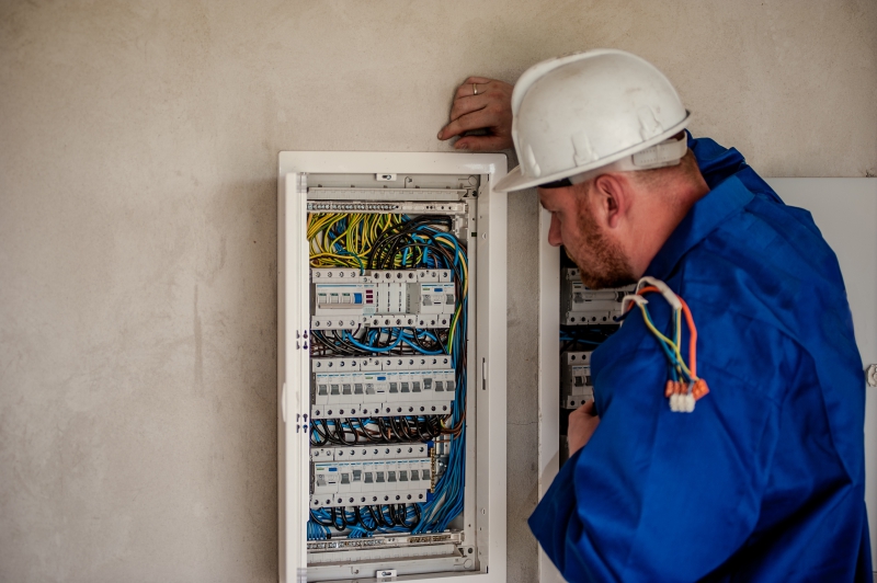 electricite-MONTFERRAT-min_electrician-2755683